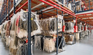 Sulle scaffalature per magazzini di abbigliamento i prodotti stoccati rimangono in perfette condizioni