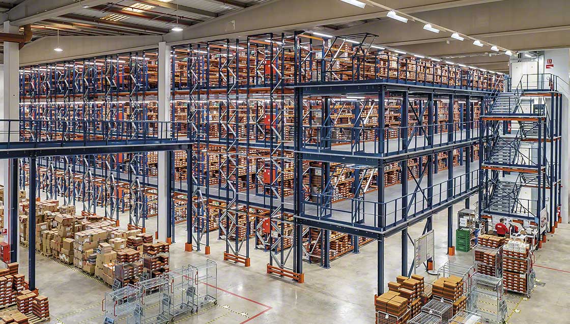 Scaffalature per picking installate su un soppalco industriale con passerella Scaffalature per picking installate su un soppalco industriale con passerella