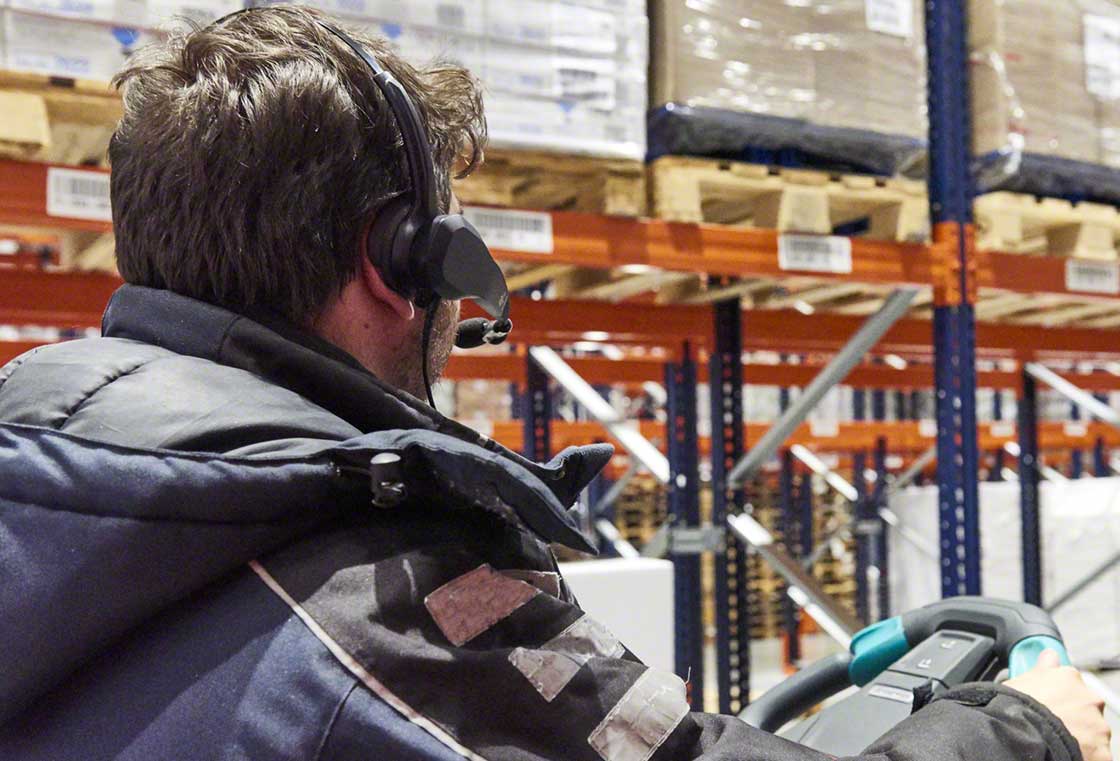 Il sistema voice picking supporta gli operatori nella preparazione degli ordini