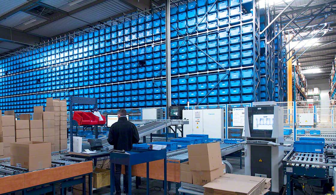 Postazione di picking di SAM Outillage dove gli ordini vengono preparati secondo il criterio goods-to-person