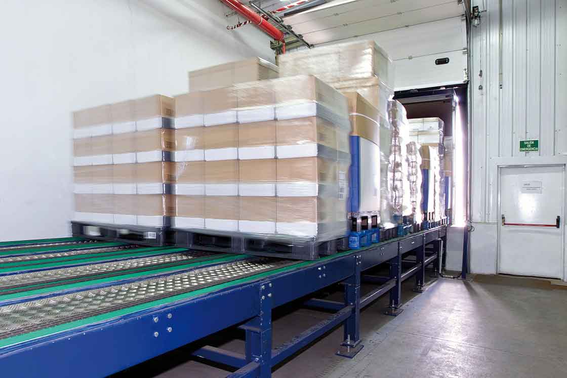 Le piattaforme che realizzano il caricamento delle merci su camion in maniera automatica accelerano il processo di spedizione Le piattaforme che realizzano il caricamento delle merci su camion in maniera automatica accelerano il processo di spedizione