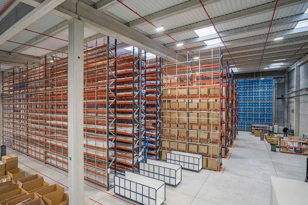 Nello stesso magazzino convivono scaffalature portapallet e un magazzino automatico per contenitori (contenitori di colore blu)
