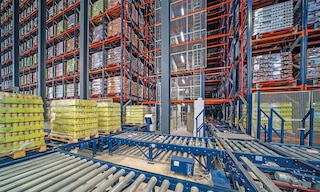 Le soluzioni per l'automazione del magazzino usano la tecnologia più avanzata per ottimizzare i processi logistici e produttivi
