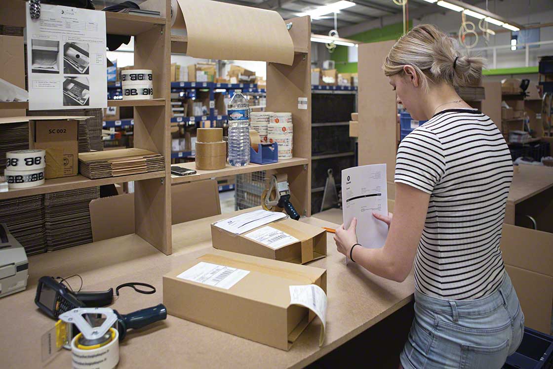 La spedizione in 24 ore e gli ordini caratterizzati da poche unità di piccole dimensioni sono caratteristiche tipiche della logistica e-commerce La spedizione in 24 ore e gli ordini caratterizzati da poche unità di piccole dimensioni sono caratteristiche tipiche della logistica e-commerce