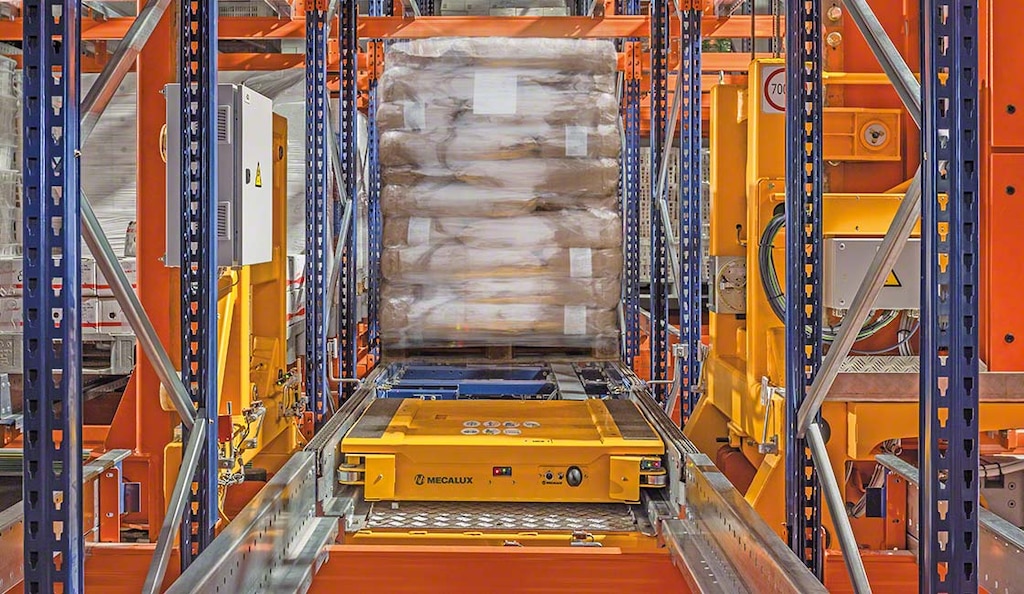 Il Pallet Shuttle automatico è un sistema a stoccaggio intensivo che aumenta la produttività del magazzino