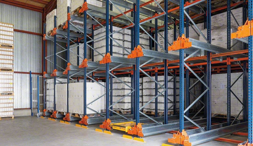 Il sistema Pallet Shuttle velocizza l’entrata e l’uscita della merce e, allo stesso tempo, garantisce la sicurezza