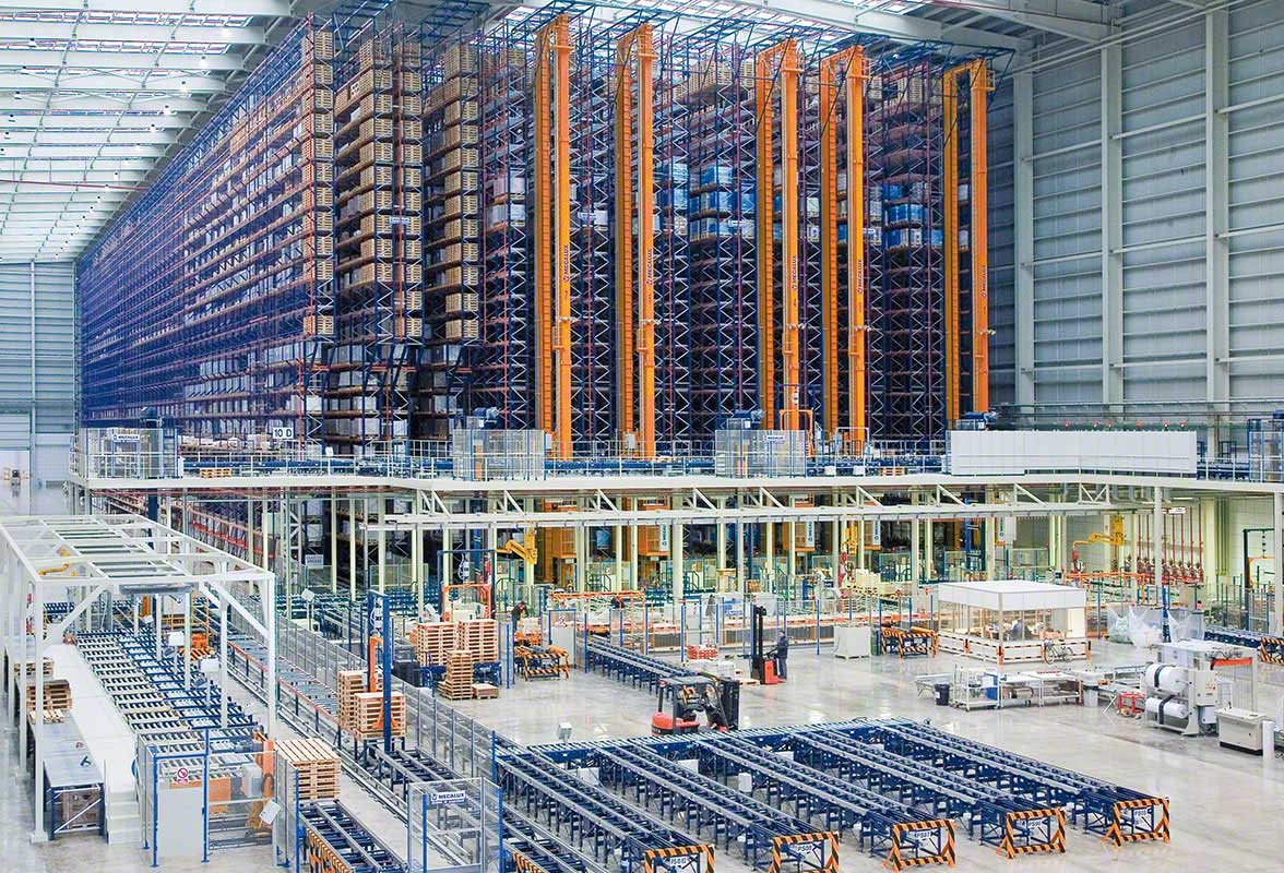 Trasloelevatore e trasportatore industriale installati in un magazzino Trasloelevatore e trasportatore industriale installati in un magazzino