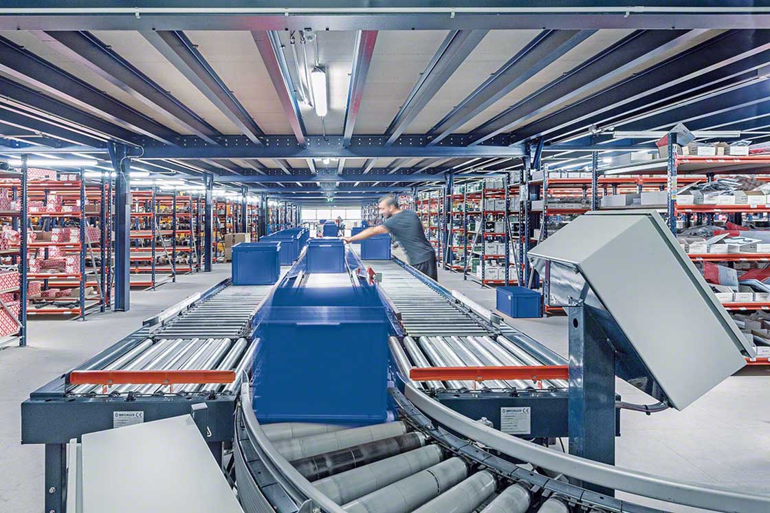 Trasportatore industriale installato in un magazzino. Trasportatore industriale installato in un magazzino.