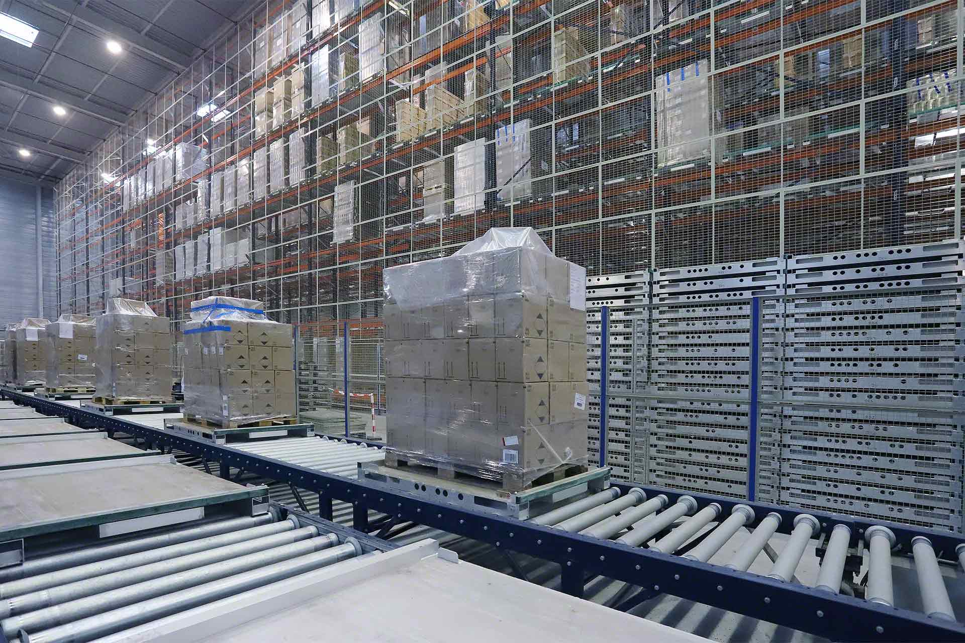 Trasportatore industriale per la movimentazione di pallet Trasportatore industriale per la movimentazione di pallet