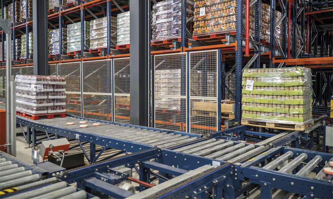 Los transportadores son responsables del movimiento de mercancía dentro de un almacén automático