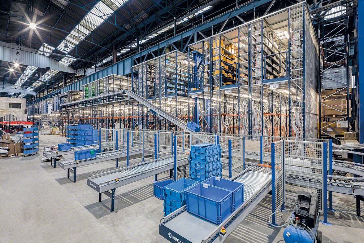 Trasportatori industriali a rulliere all'interno di un magazzino automatico Trasportatori industriali a rulliere all'interno di un magazzino automatico