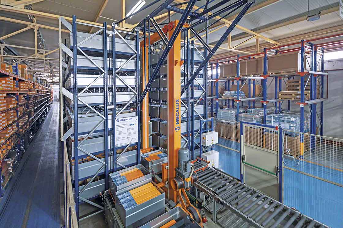GKN Driveline dispone di due magazzini Miniload: uno per la gestione dell'inventario di produzione e l’altro destinato al processo di distribuzione GKN Driveline dispone di due magazzini Miniload: uno per la gestione dell'inventario di produzione e l’altro destinato al processo di distribuzione
