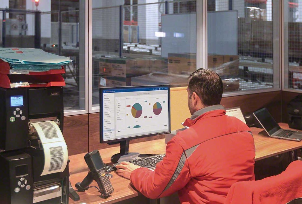 Responsabile magazzino utilizza il software WMS per analizzare i dati