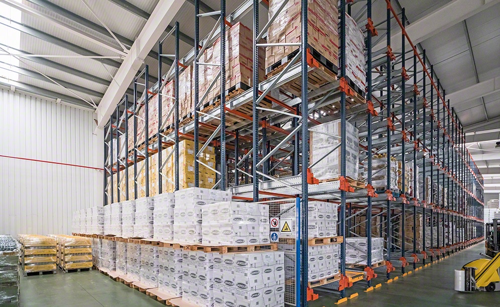 Bottiglie d'olio su scaffalature con sistema Pallet Shuttle semiautomatico