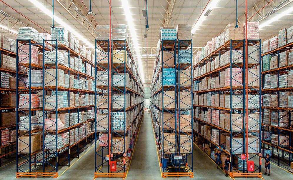 Grande capacità di stoccaggio nel centro di distribuzione di Armazém Mateus in Brasile Grande capacità di stoccaggio nel centro di distribuzione di Armazém Mateus in Brasile