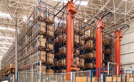 Il magazzino automatico per pallet è formato da tre corsie con scaffalature a doppia profondità posizionate su entrambi i lati, che consentono una capacità di stoccaggio di 2.358 pallet