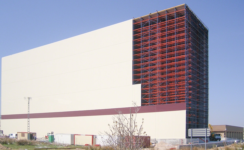 Il magazzino di Delaviuda, con 101 m di lunghezza e 42 m di altezza, ha una capacità di stoccaggio di oltre 22.100 posti pallet