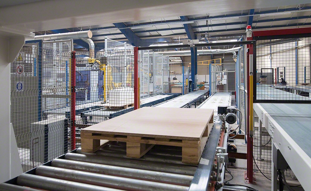 Mecalux ha installato un circuito all'avanguardia di trasportatori nel centro produttivo di Euréquip