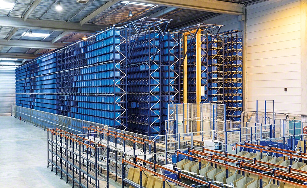 Magazzino miniload Il magazzino automatico di contenitori è costituito da tre corsie con scaffalature a doppia profondità su entrambi i lati, che misurano 43 m di lunghezza, 9 m di altezza e dispongono di 15 livelli