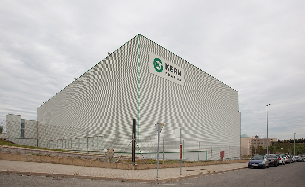 Il laboratorio farmaceutico Kern Pharma costruisce un magazzino autoportante automatico che combina trasloelevatori per pallet e per casse