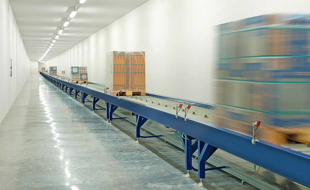 Le rulliere del tunnel sotterraneo trasportano la merce in modo automatico fino al magazzino