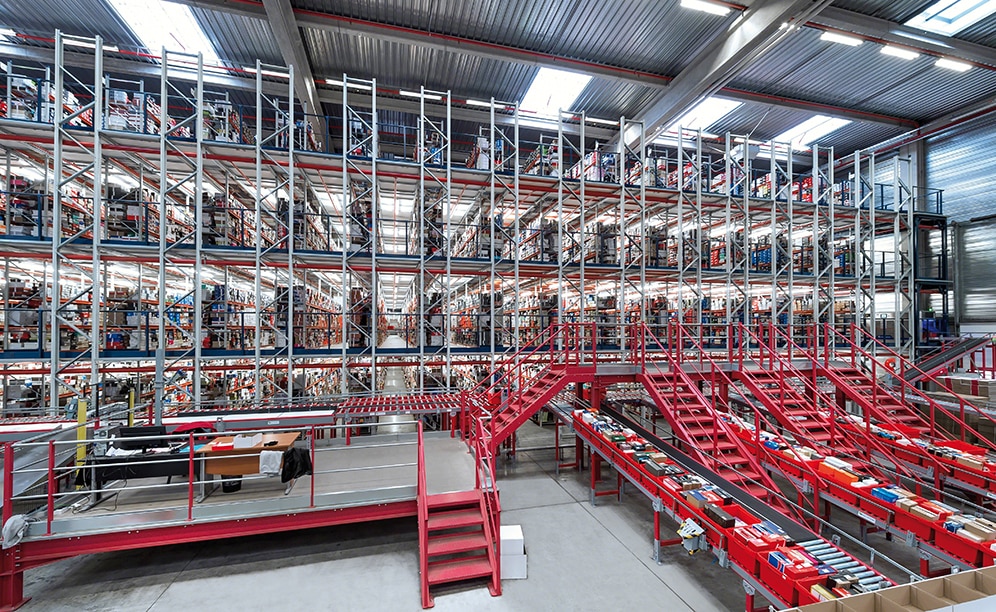 Spartoo ha costruito un grande impianto di picking dotato di trasportatori per gestire10.000 ordini al giorno