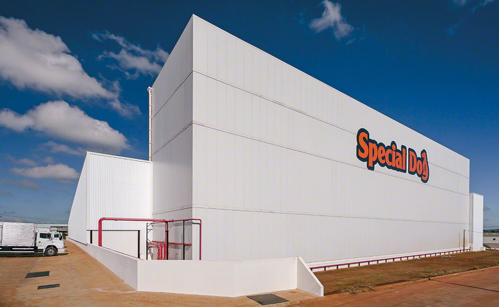 Un magazzino automatico autoportante per rifornire i 25.000 punti vendita di Special Dog, produttore di alimenti per animali domestici Un magazzino automatico autoportante per rifornire i 25.000 punti vendita di Special Dog, produttore di alimenti per animali domestici