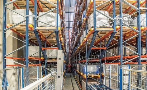 Il produttore di prodotti chimici Trumpler costruisce un magazzino automatico con trasloelevatori e trasportatori vicino alla sua fabbrica a Barcellona