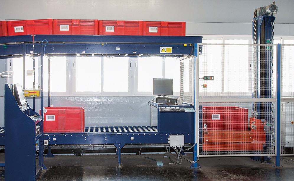 Mecalux ha fornito un magazzino automatico miniload e una testata su due livelli: la parte inferiore per il picking e la parte superiore per il riassortimento
