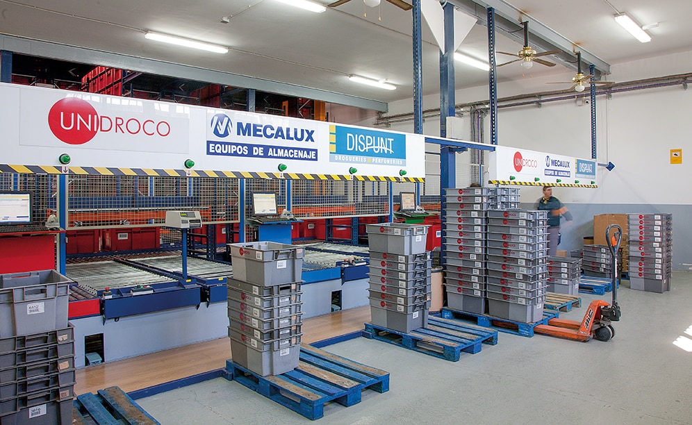La testata del magazzino automatico di Unidroco dispone di quattro postazioni di picking dotate di dispositivi put-to-light