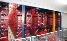 Il magazzino automatico miniload è composto da quattordici scaffalature lineari servite da sette trasloelevatori