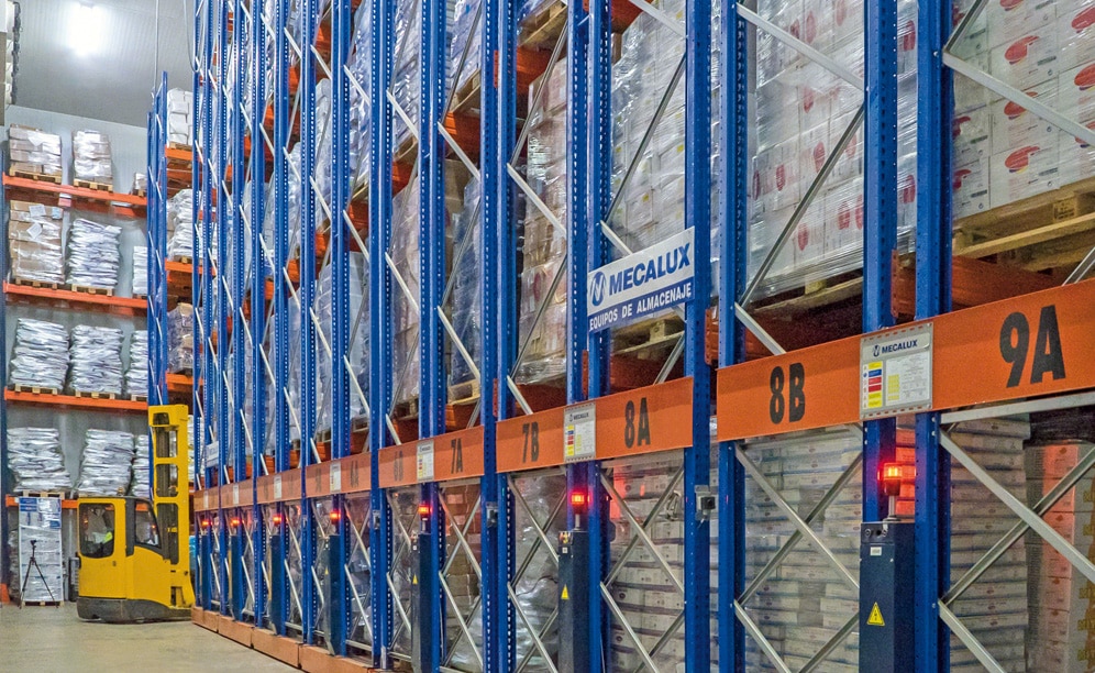 Il centro logistico di Bajofrío, capace di stoccare 6.000 pallet, è stato diviso in due celle frigorifere identiche da 1.000 m², mantenute a una temperatura di -25 ºC
