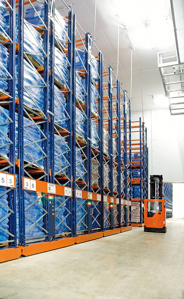 Sono state adibite due corsie di lavoro nelle quali gli operatori effettuano movimentazioni mediante carrelli retrattili
