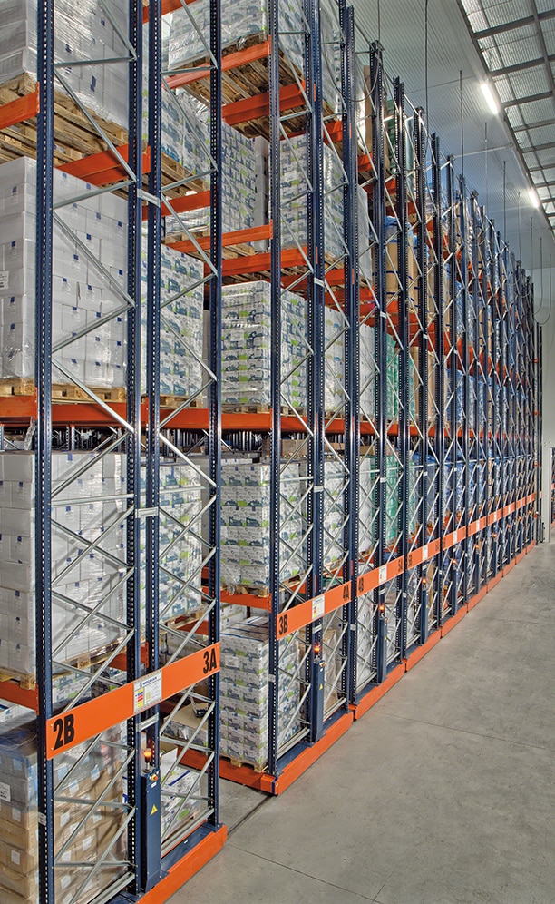 Mecalux ha dotato il nuovo magazzino frigorifero di 22 scaffalature mobili da 10 m di altezza e 38 m di lunghezza