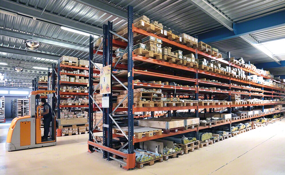 Scaffalature portapallet, drive-in, mobili, per pallet e per picking, coesistono nel magazzino de Société Provençale de Boulonnerie (SPB) Scaffalature portapallet, drive-in, mobili, per pallet e per picking, coesistono nel magazzino de Société Provençale de Boulonnerie (SPB)