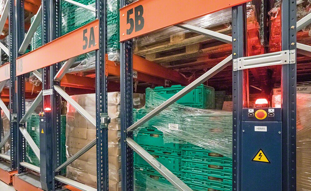 Un operatore logistico portoghese, specializzato in servizi e trasporto refrigerato per imprese di carni, ottimizza la sua cella di congelamento con scaffalature su basi mobili Movirack Un operatore logistico portoghese, specializzato in servizi e trasporto refrigerato per imprese di carni, ottimizza la sua cella di congelamento con scaffalature su basi mobili Movirack