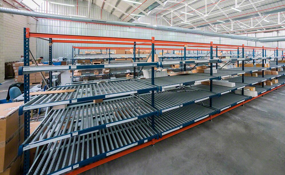 Le scaffalature alte 2,5 m hanno quattro livelli inclinati