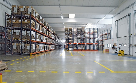 La combinazione di cinque sistemi di stoccaggio incrementa le prestazioni di un produttore di bevande La combinazione di cinque sistemi di stoccaggio incrementa le prestazioni di un produttore di bevande