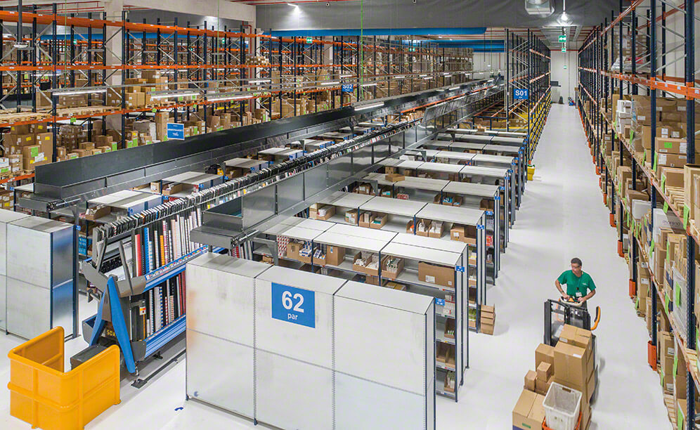 Il centro logistico del grossista farmaceutico Alliance Healthcare a Lisbona è stato settorizzato in cinque zone per organizzare i prodotti in base alla domanda Il centro logistico del grossista farmaceutico Alliance Healthcare a Lisbona è stato settorizzato in cinque zone per organizzare i prodotti in base alla domanda