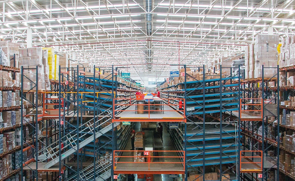 Le scaffalature a gravità per picking sono le protagoniste del nuovo magazzino di Apymsa, impresa messicana leader nella vendita di ricambi per automobili Le scaffalature a gravità per picking sono le protagoniste del nuovo magazzino di Apymsa, impresa messicana leader nella vendita di ricambi per automobili