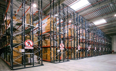 Scaffalature portapallet con ripiani in rete e un circuito di trasportatori moltiplicano l'efficienza nel picking di un importante produttore di giocattoli Scaffalature portapallet con ripiani in rete e un circuito di trasportatori moltiplicano l'efficienza nel picking di un importante produttore di giocattoli