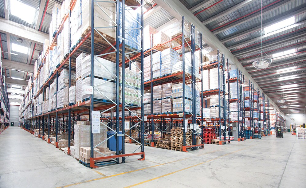 Un operatore logistico multicliente ottiene una capacità di 48.000 posti pallet con volume variabile e per ottimizzare il picking con scaffalature portapallet Un operatore logistico multicliente ottiene una capacità di 48.000 posti pallet con volume variabile e per ottimizzare il picking con scaffalature portapallet