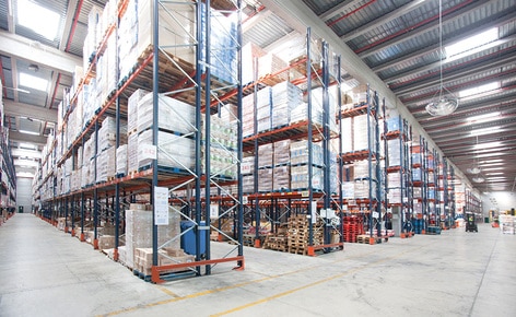Un operatore logistico multicliente ottiene una capacità di 48.000 posti pallet con volume variabile e per ottimizzare il picking con scaffalature portapallet Un operatore logistico multicliente ottiene una capacità di 48.000 posti pallet con volume variabile e per ottimizzare il picking con scaffalature portapallet