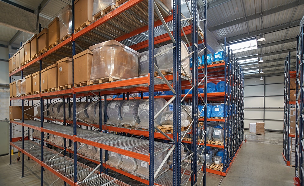 Scaffalature su basi mobili e portapallet per lo stoccaggio di materie prime e prodotti finiti per uno dei principali produttori di imballaggi di plastica