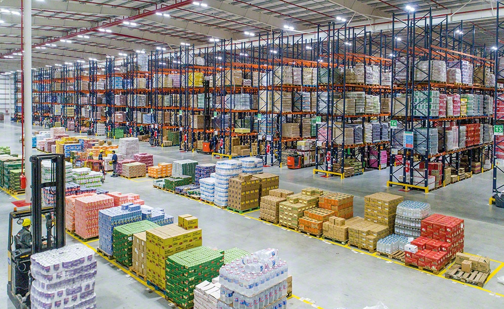 Scaffalature portapallet per lo stoccaggio e il picking di diverse referenze nel centro di distribuzione di CBN Group in Argentina Scaffalature portapallet per lo stoccaggio e il picking di diverse referenze nel centro di distribuzione di CBN Group in Argentina