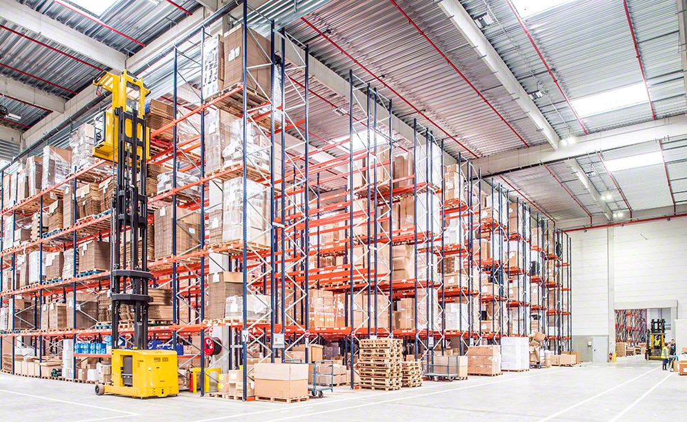 Scaffalature portapallet con livelli di picking agevolano il metodo produttivo just-in-time del principale produttore francese di lampade Scaffalature portapallet con livelli di picking agevolano il metodo produttivo just-in-time del principale produttore francese di lampade