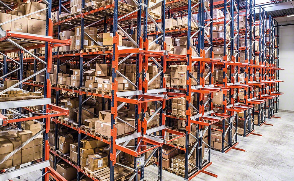 Due opzioni per la preparazione di ordini di oggetti decorativi nel centro logistico di Côté Table in Francia