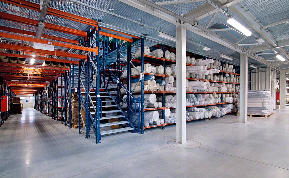 Mecalux ha fornito tutti i sistemi di stoccaggio del nuovo magazzino di Eurofirany: scaffalature con passerelle che formano un totale di tre piani, e dall'altro, scaffalature cantilever per gli articoli più lunghi