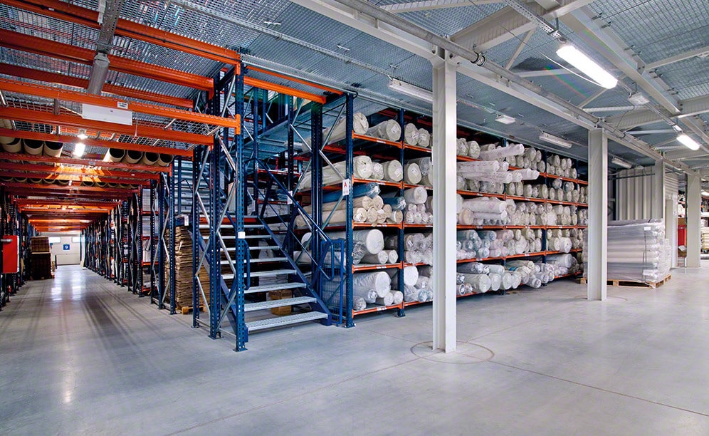 Scaffalature per pickng con passerelle e scaffalature cantilever agevolano l'organizzazione ottimale dei prodotti tessili del produttore polacco Eurofirany Scaffalature per pickng con passerelle e scaffalature cantilever agevolano l'organizzazione ottimale dei prodotti tessili del produttore polacco Eurofirany