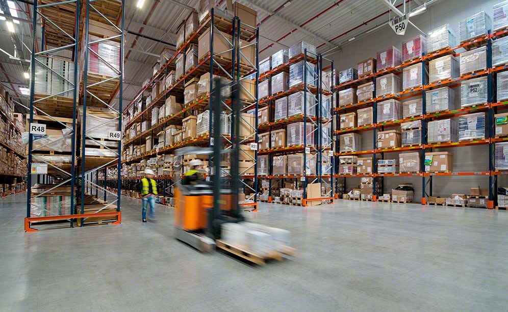 Due magazzini con scaffalature portapallet che si adattano alla varietà dei prodotti gestiti dall'operatore logistico polacco KMC-Services Due magazzini con scaffalature portapallet che si adattano alla varietà dei prodotti gestiti dall'operatore logistico polacco KMC-Services